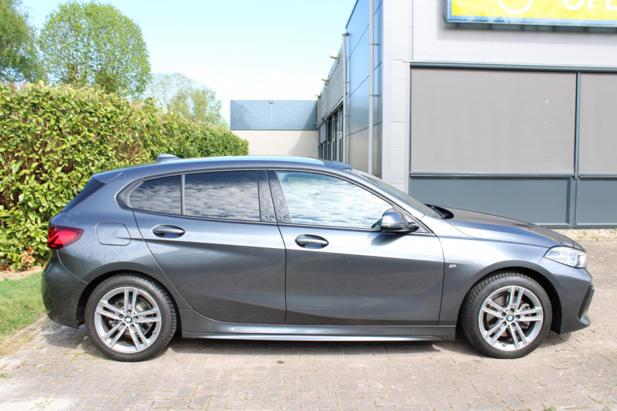 BMW 1-serie 118i Business Edition Plus 136pk Automaat | M -Sport | Navi | Stoelverwarming | PDC |