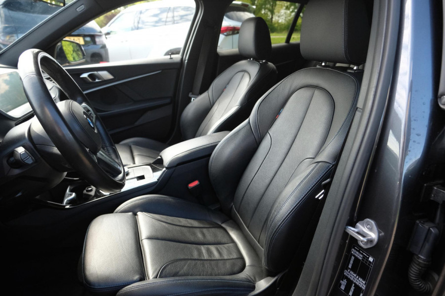 BMW 1-serie 118i Business Edition Plus 136pk Automaat | M -Sport | Navi | Stoelverwarming | PDC |