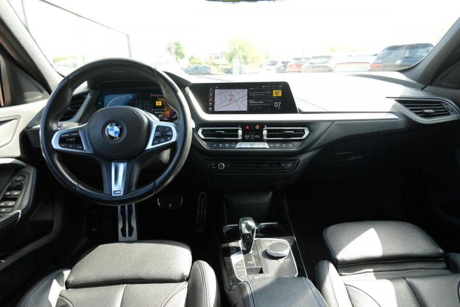 BMW 1-serie 118i Business Edition Plus 136pk Automaat | M -Sport | Navi | Stoelverwarming | PDC |