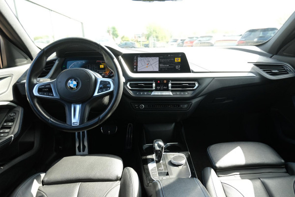 BMW 1-serie 118i Business Edition Plus 136pk Automaat | M -Sport | Navi | Stoelverwarming | PDC |