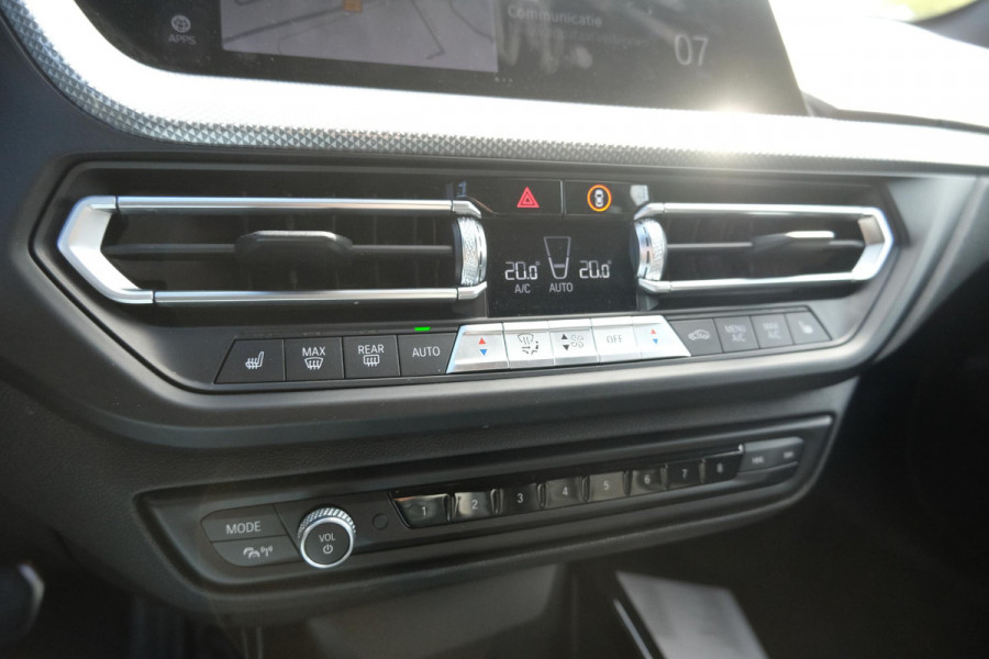 BMW 1-serie 118i Business Edition Plus 136pk Automaat | M -Sport | Navi | Stoelverwarming | PDC |