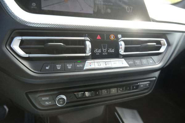 BMW 1-serie 118i Business Edition Plus 136pk Automaat | M -Sport | Navi | Stoelverwarming | PDC |