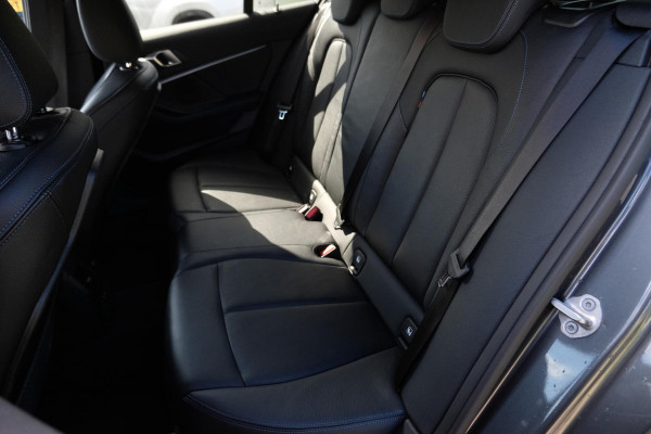 BMW 1-serie 118i Business Edition Plus 136pk Automaat | M -Sport | Navi | Stoelverwarming | PDC |
