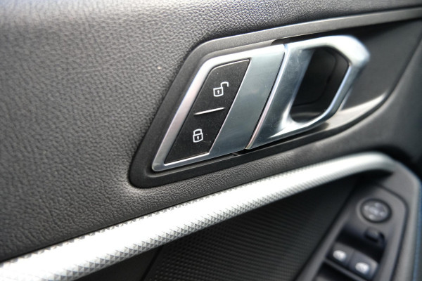 BMW 1-serie 118i Business Edition Plus 136pk Automaat | M -Sport | Navi | Stoelverwarming | PDC |