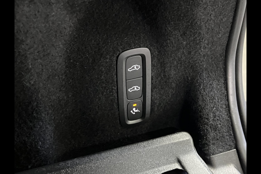 Volvo XC60 2.0 T8 Plug-in hybrid AWD Ultra Dark Luchtvering | Massage | Trekhaak | Stoelventilatie | Open dak | Adapt. Cruise | 360 camera | Head-up | Memory | Stuur-/stoelverwarming