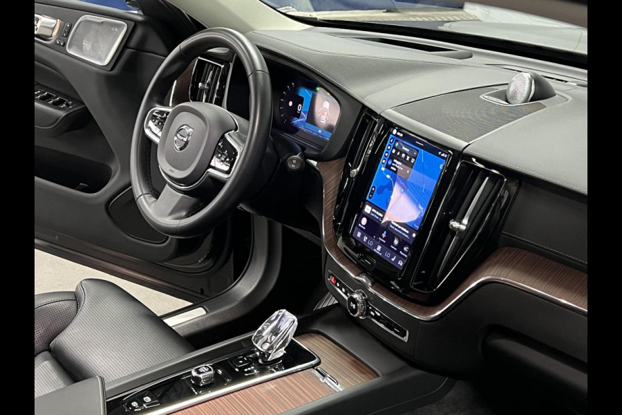 Volvo XC60 2.0 T8 Plug-in hybrid AWD Ultra Dark Luchtvering | Massage | Trekhaak | Stoelventilatie | Open dak | Adapt. Cruise | 360 camera | Head-up | Memory | Stuur-/stoelverwarming