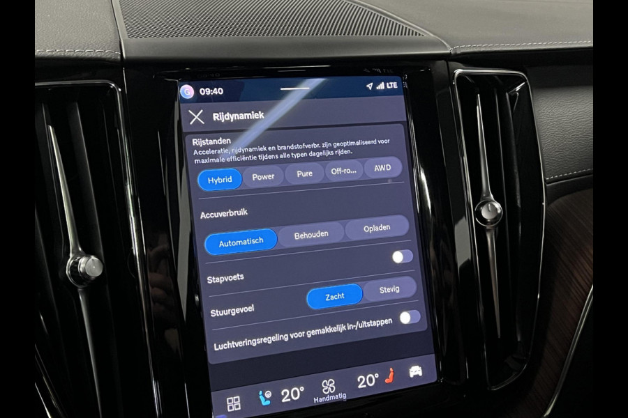Volvo XC60 2.0 T8 Plug-in hybrid AWD Ultra Dark Luchtvering | Massage | Trekhaak | Stoelventilatie | Open dak | Adapt. Cruise | 360 camera | Head-up | Memory | Stuur-/stoelverwarming