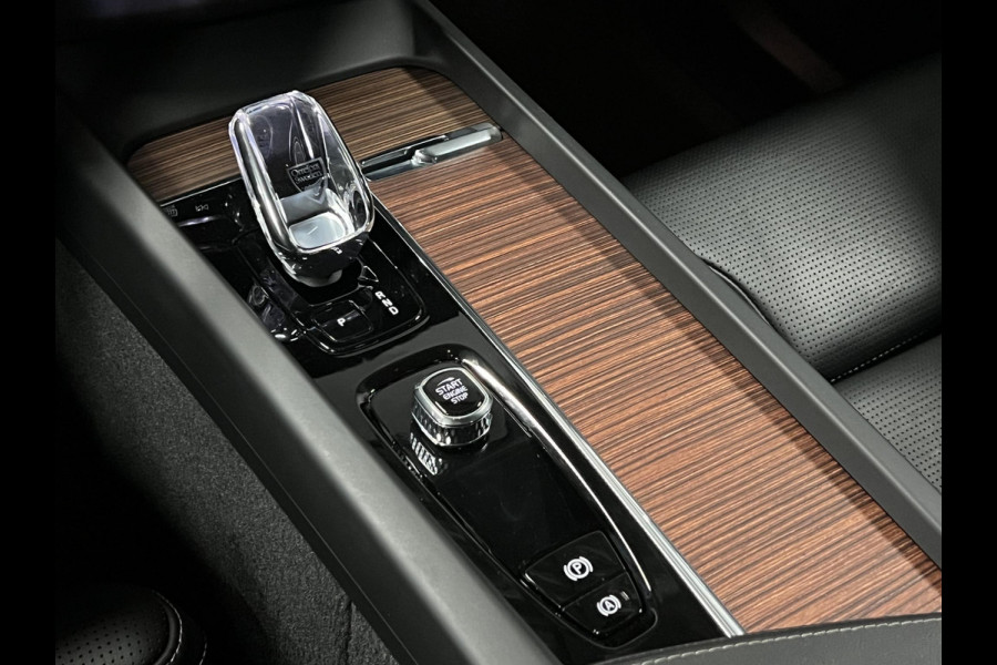 Volvo XC60 2.0 T8 Plug-in hybrid AWD Ultra Dark Luchtvering | Massage | Trekhaak | Stoelventilatie | Open dak | Adapt. Cruise | 360 camera | Head-up | Memory | Stuur-/stoelverwarming