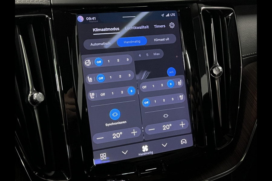 Volvo XC60 2.0 T8 Plug-in hybrid AWD Ultra Dark Luchtvering | Massage | Trekhaak | Stoelventilatie | Open dak | Adapt. Cruise | 360 camera | Head-up | Memory | Stuur-/stoelverwarming