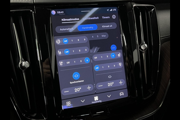 Volvo XC60 2.0 T8 Plug-in hybrid AWD Ultra Dark Luchtvering | Massage | Trekhaak | Stoelventilatie | Open dak | Adapt. Cruise | 360 camera | Head-up | Memory | Stuur-/stoelverwarming