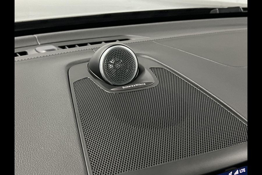 Volvo XC60 2.0 T8 Plug-in hybrid AWD Ultra Dark Luchtvering | Massage | Trekhaak | Stoelventilatie | Open dak | Adapt. Cruise | 360 camera | Head-up | Memory | Stuur-/stoelverwarming