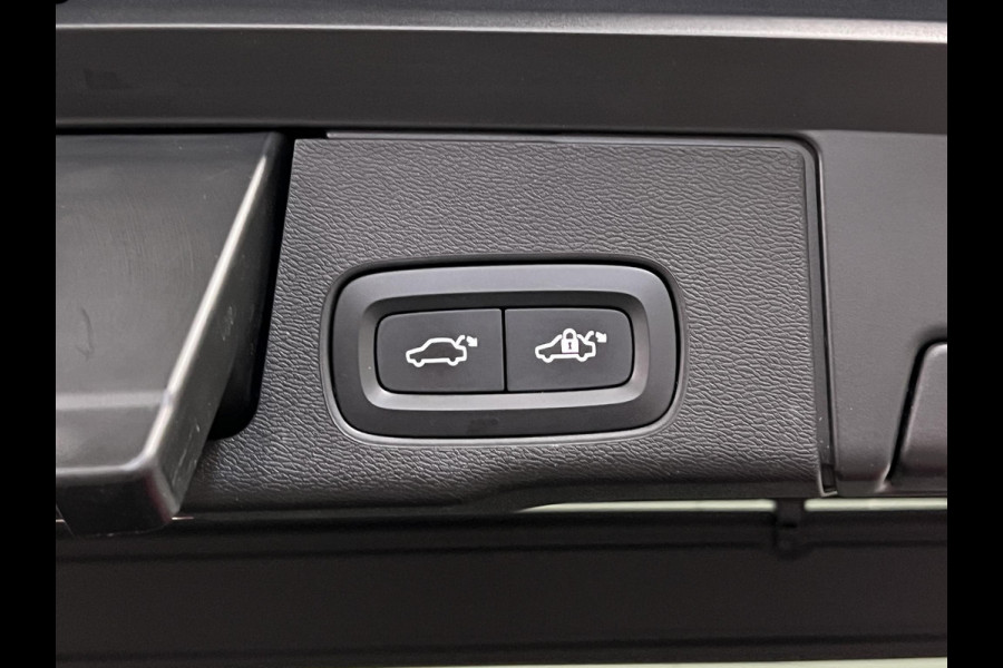 Volvo XC60 2.0 T8 Plug-in hybrid AWD Ultra Dark Luchtvering | Massage | Trekhaak | Stoelventilatie | Open dak | Adapt. Cruise | 360 camera | Head-up | Memory | Stuur-/stoelverwarming