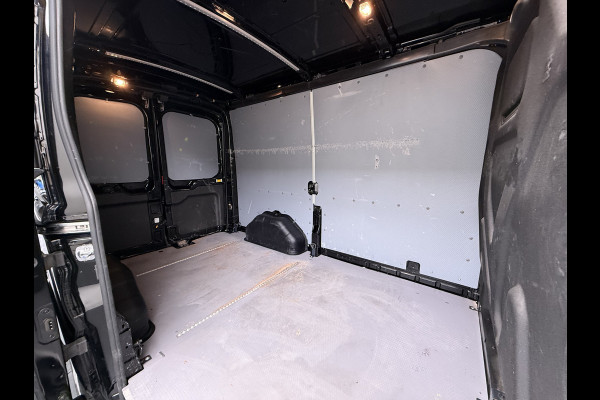 Ford Transit 310 2.0 TDCI L2H2 3-Persoons Camera Airco Stoelverwarming Elek.Stoel Cruise Control Pdc Lane Assist Trend Betonplex Vloer Wandbetimmering Schuifdeur Voorruitverwarming 1e Eigenaar Origineel Nederlandse Bus