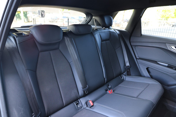Audi Q4 e-tron 40 S edition 77 kWh | BTW | CAMERA | STOELVERWARMING | ACC | 19'' |
