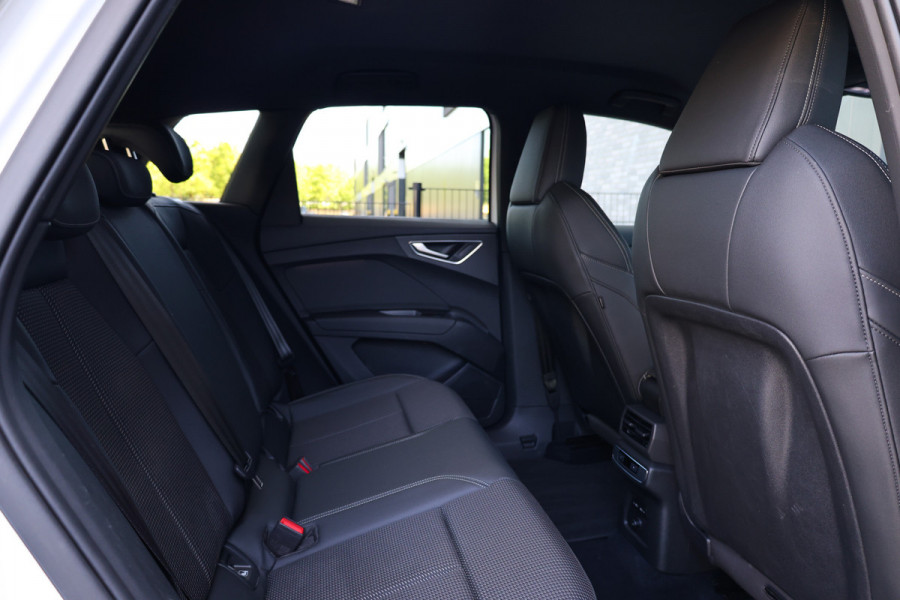 Audi Q4 e-tron 40 S edition 77 kWh | BTW | CAMERA | STOELVERWARMING | ACC | 19'' |