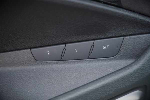 Audi e-tron e-tron 50 quattro Launch edition plus 71 kWh S-Line | Panoramadak | Bang & Olufsen | Head-Up Display | Stoelverwarming | Ambiance Verlichting | Adaptive Cruise Control | Memory Seat | Camera |