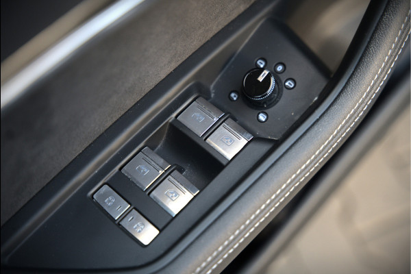 Audi e-tron e-tron 50 quattro Launch edition plus 71 kWh S-Line | Panoramadak | Bang & Olufsen | Head-Up Display | Stoelverwarming | Ambiance Verlichting | Adaptive Cruise Control | Memory Seat | Camera |