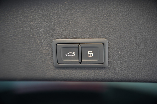 Audi e-tron e-tron 50 quattro Launch edition plus 71 kWh S-Line | Panoramadak | Bang & Olufsen | Head-Up Display | Stoelverwarming | Ambiance Verlichting | Adaptive Cruise Control | Memory Seat | Camera |
