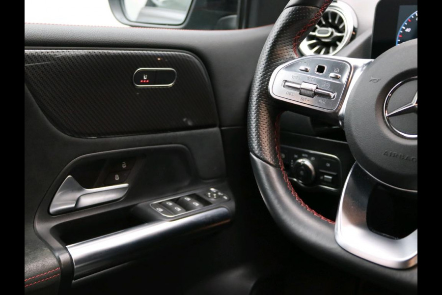 Mercedes-Benz B-Klasse 180 Business Solution AMG AMG Line | Night Pakket | Sfeerverlichting | Achteruitrijcamera | Ledkoplampen | Inclusief 24 maanden Mercedes-Benz Certified garantie voor Europa.
