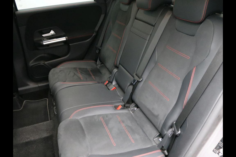 Mercedes-Benz B-Klasse 180 Business Solution AMG AMG Line | Night Pakket | Sfeerverlichting | Achteruitrijcamera | Ledkoplampen | Inclusief 24 maanden Mercedes-Benz Certified garantie voor Europa.
