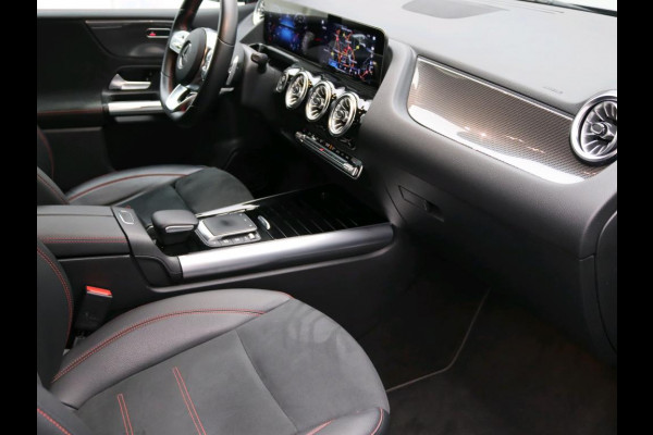 Mercedes-Benz B-Klasse 180 Business Solution AMG AMG Line | Night Pakket | Sfeerverlichting | Achteruitrijcamera | Ledkoplampen | Inclusief 24 maanden Mercedes-Benz Certified garantie voor Europa.
