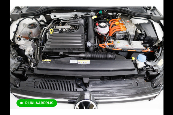 Volkswagen Golf 1.4 eHybrid 204 PK | Camera | Elec. Ergo best. stoel met geheugen en massage | Adap.Cruise, Travelassist, Navigatie, App. connect, IQ Led