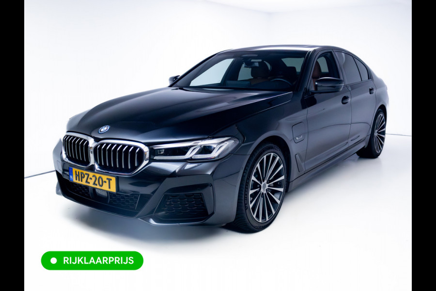 BMW 5 Serie 545e xDrive High Exec. M-sport Black Edition 394 PK automaat | Open Dak | Trekhaak elec. | 360 Camera, Stoel- en stuurverwarming
