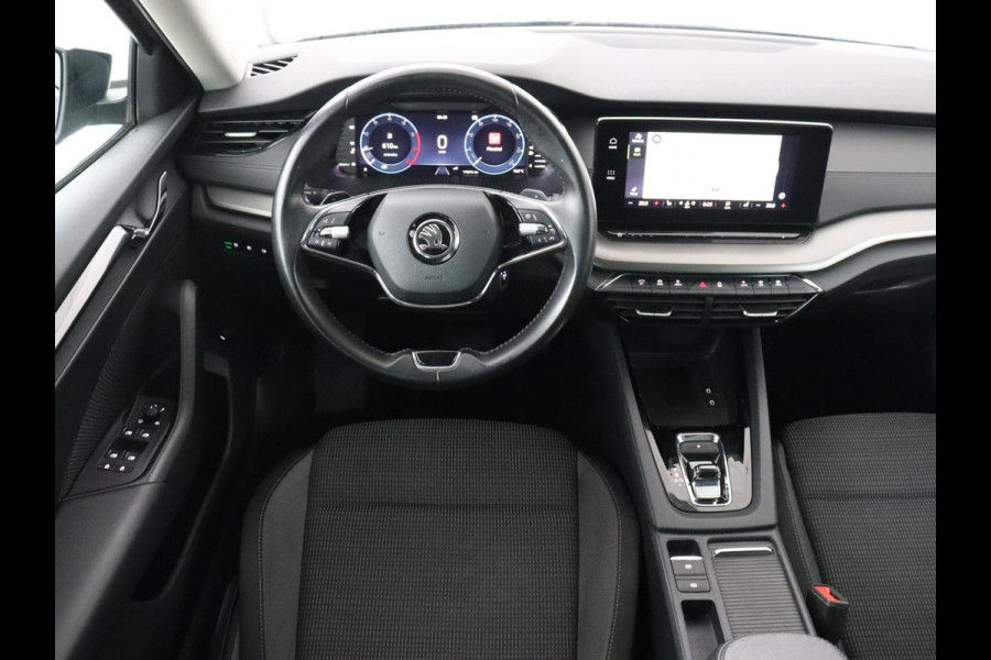Škoda Octavia 1.0 e-TSI Business Edition | Stoelverwarming | Carplay | Navigatie | Full LED | Digital Cockpit | Cruise control | Parkeerhulp | Climate control | Bluetooth | Getint glas