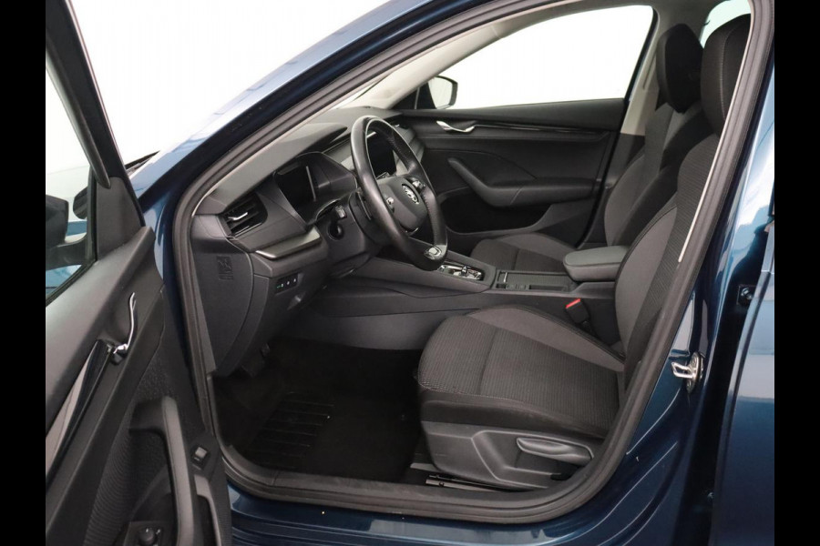 Škoda Octavia 1.0 e-TSI Business Edition | Stoelverwarming | Carplay | Navigatie | Full LED | Digital Cockpit | Cruise control | Parkeerhulp | Climate control | Bluetooth | Getint glas