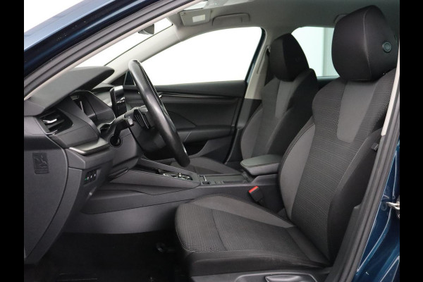 Škoda Octavia 1.0 e-TSI Business Edition | Stoelverwarming | Carplay | Navigatie | Full LED | Digital Cockpit | Cruise control | Parkeerhulp | Climate control | Bluetooth | Getint glas