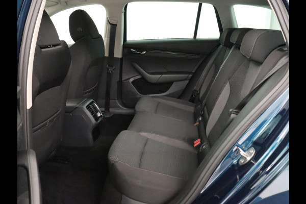 Škoda Octavia 1.0 e-TSI Business Edition | Stoelverwarming | Carplay | Navigatie | Full LED | Digital Cockpit | Cruise control | Parkeerhulp | Climate control | Bluetooth | Getint glas