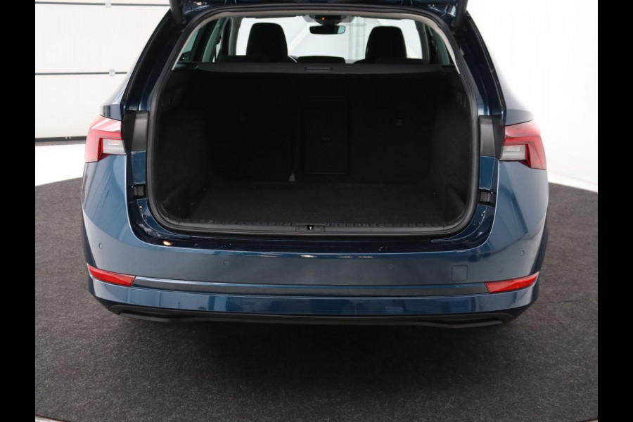 Škoda Octavia 1.0 e-TSI Business Edition | Stoelverwarming | Carplay | Navigatie | Full LED | Digital Cockpit | Cruise control | Parkeerhulp | Climate control | Bluetooth | Getint glas
