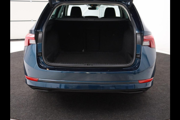 Škoda Octavia 1.0 e-TSI Business Edition | Stoelverwarming | Carplay | Navigatie | Full LED | Digital Cockpit | Cruise control | Parkeerhulp | Climate control | Bluetooth | Getint glas