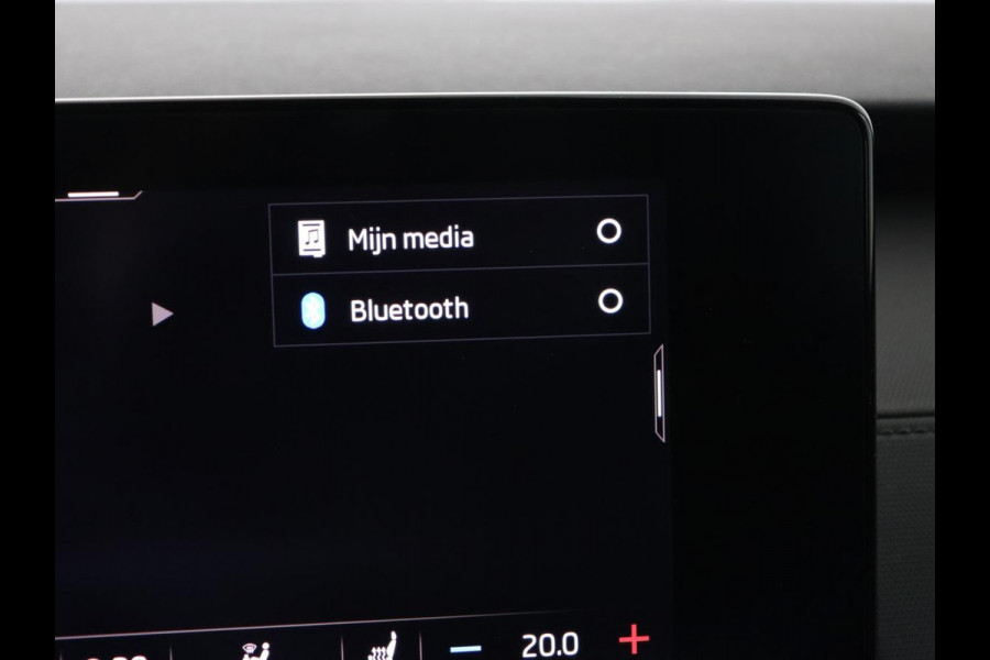 Škoda Octavia 1.0 e-TSI Business Edition | Stoelverwarming | Carplay | Navigatie | Full LED | Digital Cockpit | Cruise control | Parkeerhulp | Climate control | Bluetooth | Getint glas