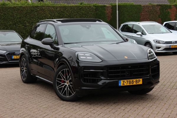 Porsche Cayenne 3.0 S E-Hybrid 519pk / Trekhaak / Panoramadak / 360Camera / Head-up / Achterasbesturing / Bose / 21'' / Luchtvering / Adaptieve Stoelen / Sportdesign+Chrono / Sportuiltaat / Stoelventilatie / Stoelverwarming 4x /