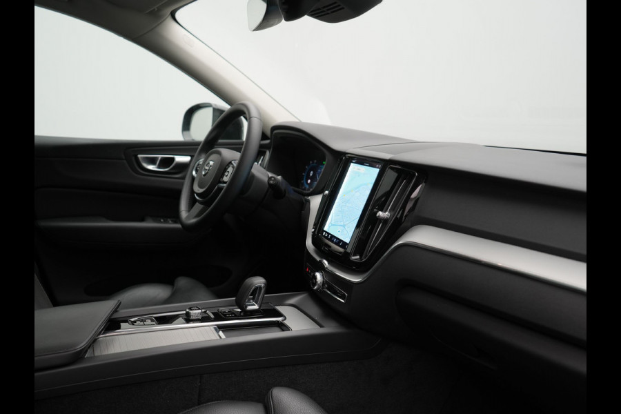 Volvo XC60 T6 AWD Plus Dark PHEV 350pk Dealer O.H. | Trekhaak Af Fabriek | Panodak | 360 Camera | Adaptive Cruise | Lederen Sportstoelen Memory & Verwarmd | 21'' L.M. | Keyless | Google Assistant | Apple Carplay | Stuur Verwarmd | DAB | Plug In Hybrid |