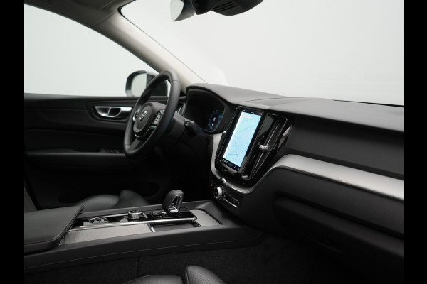 Volvo XC60 T6 AWD Plus Dark PHEV 350pk Dealer O.H. | Trekhaak Af Fabriek | Panodak | 360 Camera | Adaptive Cruise | Lederen Sportstoelen Memory & Verwarmd | 21'' L.M. | Keyless | Google Assistant | Apple Carplay | Stuur Verwarmd | DAB | Plug In Hybrid |
