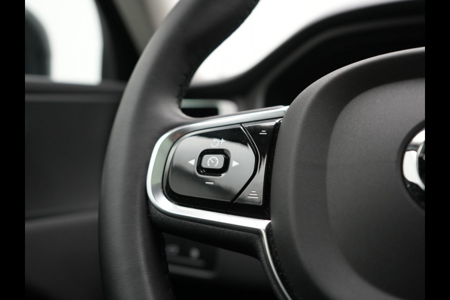 Volvo XC60 T6 AWD Plus Dark PHEV 350pk Dealer O.H. | Trekhaak Af Fabriek | Panodak | 360 Camera | Adaptive Cruise | Lederen Sportstoelen Memory & Verwarmd | 21'' L.M. | Keyless | Google Assistant | Apple Carplay | Stuur Verwarmd | DAB | Plug In Hybrid |