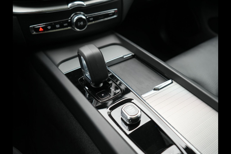 Volvo XC60 T6 AWD Plus Dark PHEV 350pk Dealer O.H. | Trekhaak Af Fabriek | Panodak | 360 Camera | Adaptive Cruise | Lederen Sportstoelen Memory & Verwarmd | 21'' L.M. | Keyless | Google Assistant | Apple Carplay | Stuur Verwarmd | DAB | Plug In Hybrid |