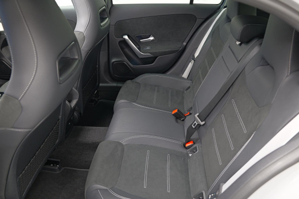 Mercedes-Benz A-Klasse 200 AMG Line |Pano|AlpineGrau|Ambient|