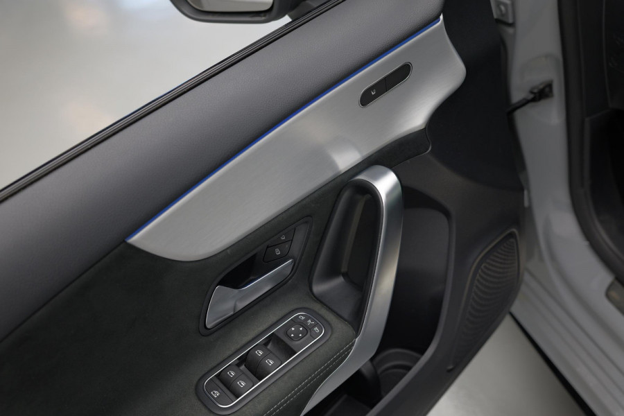 Mercedes-Benz A-Klasse 200 AMG Line |Pano|AlpineGrau|Ambient|