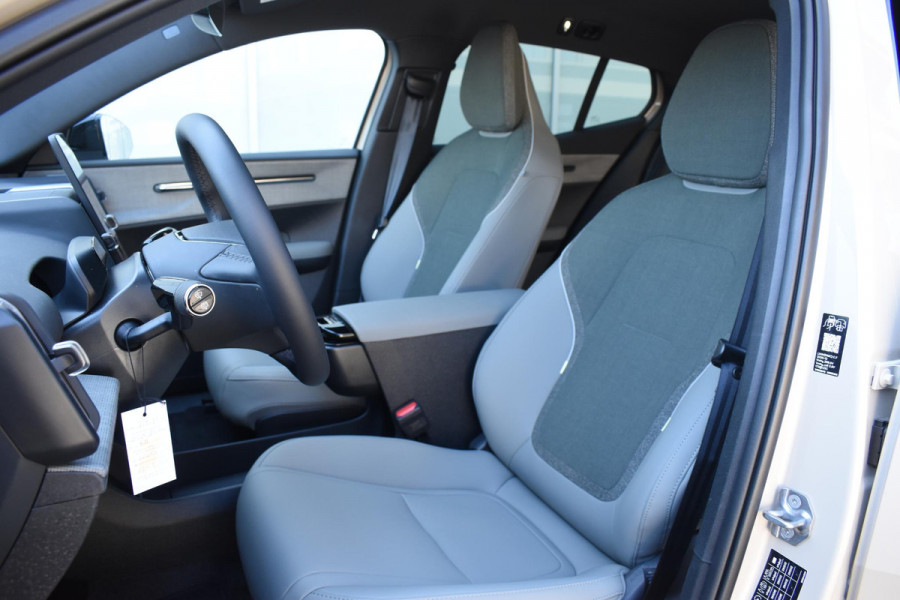 Volvo EX30 272PK Single Motor Extended Range Plus Europa69kWh / Adaptive Cruise control / Extra getint glas / Climate Pack / Achteruitrijcamera / Elektrisch verstelbare stoelen / Parkeersensoren V+A