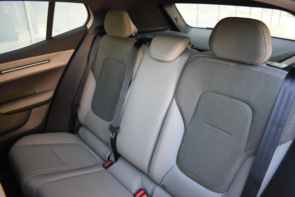 Volvo EX30 272PK Single Motor Extended Range Plus Europa69kWh / Adaptive Cruise control / Extra getint glas / Climate Pack / Achteruitrijcamera / Elektrisch verstelbare stoelen / Parkeersensoren V+A