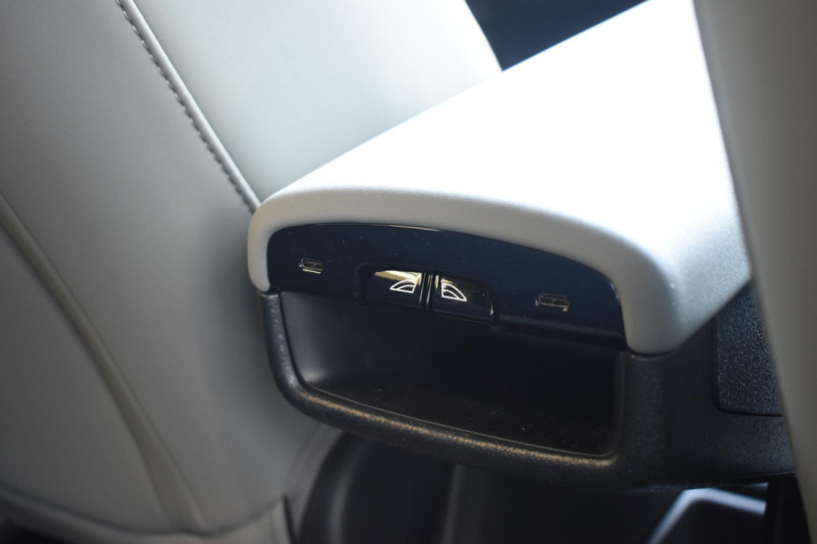 Volvo EX30 272PK Single Motor Extended Range Plus Europa69kWh / Adaptive Cruise control / Extra getint glas / Climate Pack / Achteruitrijcamera / Elektrisch verstelbare stoelen / Parkeersensoren V+A