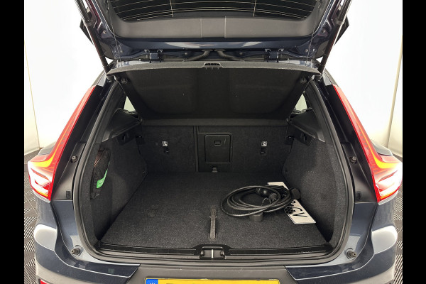 Volvo XC40 Recharge Plus [ 3-Fase-11kW ] {SOH-90%} (INCL-BTW) *HEATPUMP | ADAPTIVE-CRUISE | FULL-LED | BLINDSPOT | HEATED-SPORTSEATS | KEYLESS | DIGI-COCKPIT | CAMERA | PRIVACY-GLASS | ECC | TOWBAR | PDC | 19''ALU*