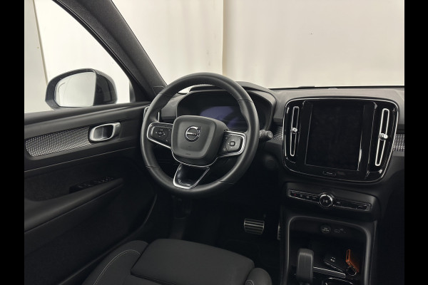 Volvo XC40 Recharge Plus [ 3-Fase-11kW ] {SOH-90%} (INCL-BTW) *HEATPUMP | ADAPTIVE-CRUISE | FULL-LED | BLINDSPOT | HEATED-SPORTSEATS | KEYLESS | DIGI-COCKPIT | CAMERA | PRIVACY-GLASS | ECC | TOWBAR | PDC | 19''ALU*