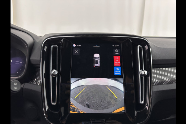Volvo XC40 Recharge Plus [ 3-Fase-11kW ] {SOH-90%} (INCL-BTW) *HEATPUMP | ADAPTIVE-CRUISE | FULL-LED | BLINDSPOT | HEATED-SPORTSEATS | KEYLESS | DIGI-COCKPIT | CAMERA | PRIVACY-GLASS | ECC | TOWBAR | PDC | 19''ALU*