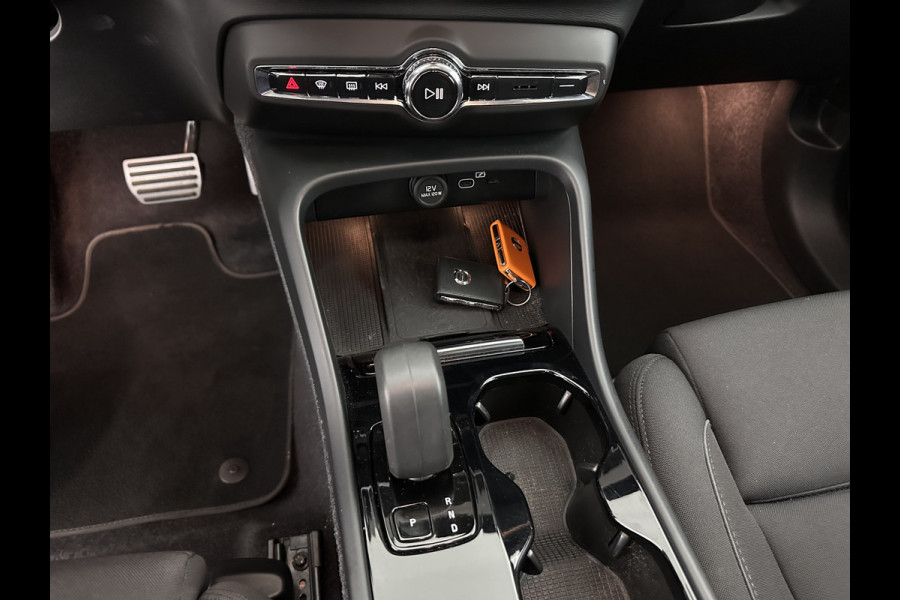 Volvo XC40 Recharge Plus [ 3-Fase-11kW ] {SOH-90%} (INCL-BTW) *HEATPUMP | ADAPTIVE-CRUISE | FULL-LED | BLINDSPOT | HEATED-SPORTSEATS | KEYLESS | DIGI-COCKPIT | CAMERA | PRIVACY-GLASS | ECC | TOWBAR | PDC | 19''ALU*