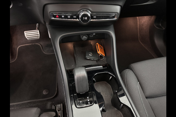 Volvo XC40 Recharge Plus [ 3-Fase-11kW ] {SOH-90%} (INCL-BTW) *HEATPUMP | ADAPTIVE-CRUISE | FULL-LED | BLINDSPOT | HEATED-SPORTSEATS | KEYLESS | DIGI-COCKPIT | CAMERA | PRIVACY-GLASS | ECC | TOWBAR | PDC | 19''ALU*