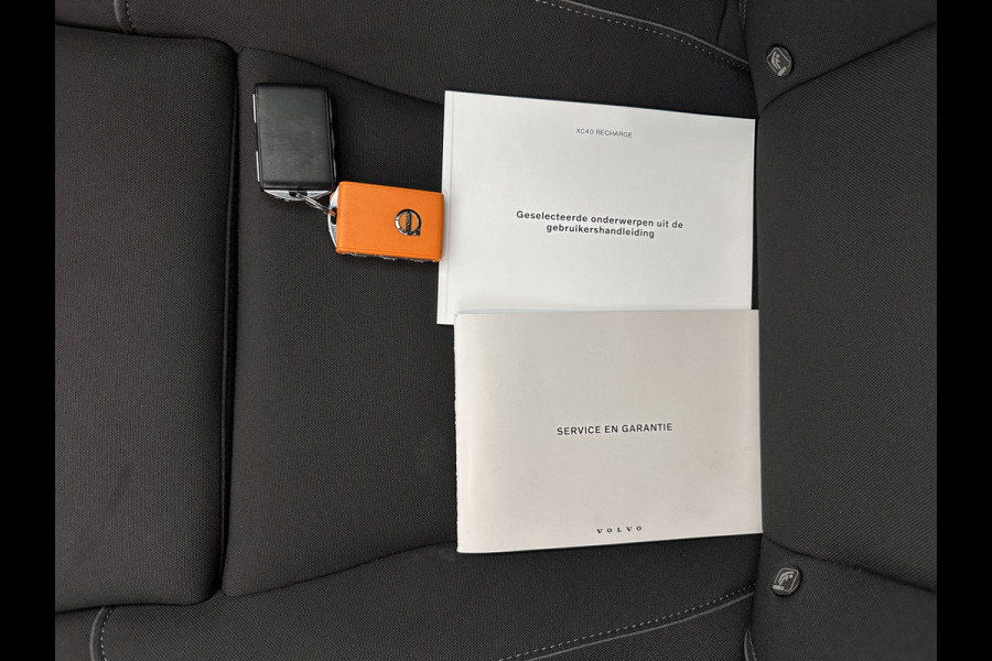 Volvo XC40 Recharge Plus [ 3-Fase-11kW ] {SOH-90%} (INCL-BTW) *HEATPUMP | ADAPTIVE-CRUISE | FULL-LED | BLINDSPOT | HEATED-SPORTSEATS | KEYLESS | DIGI-COCKPIT | CAMERA | PRIVACY-GLASS | ECC | TOWBAR | PDC | 19''ALU*